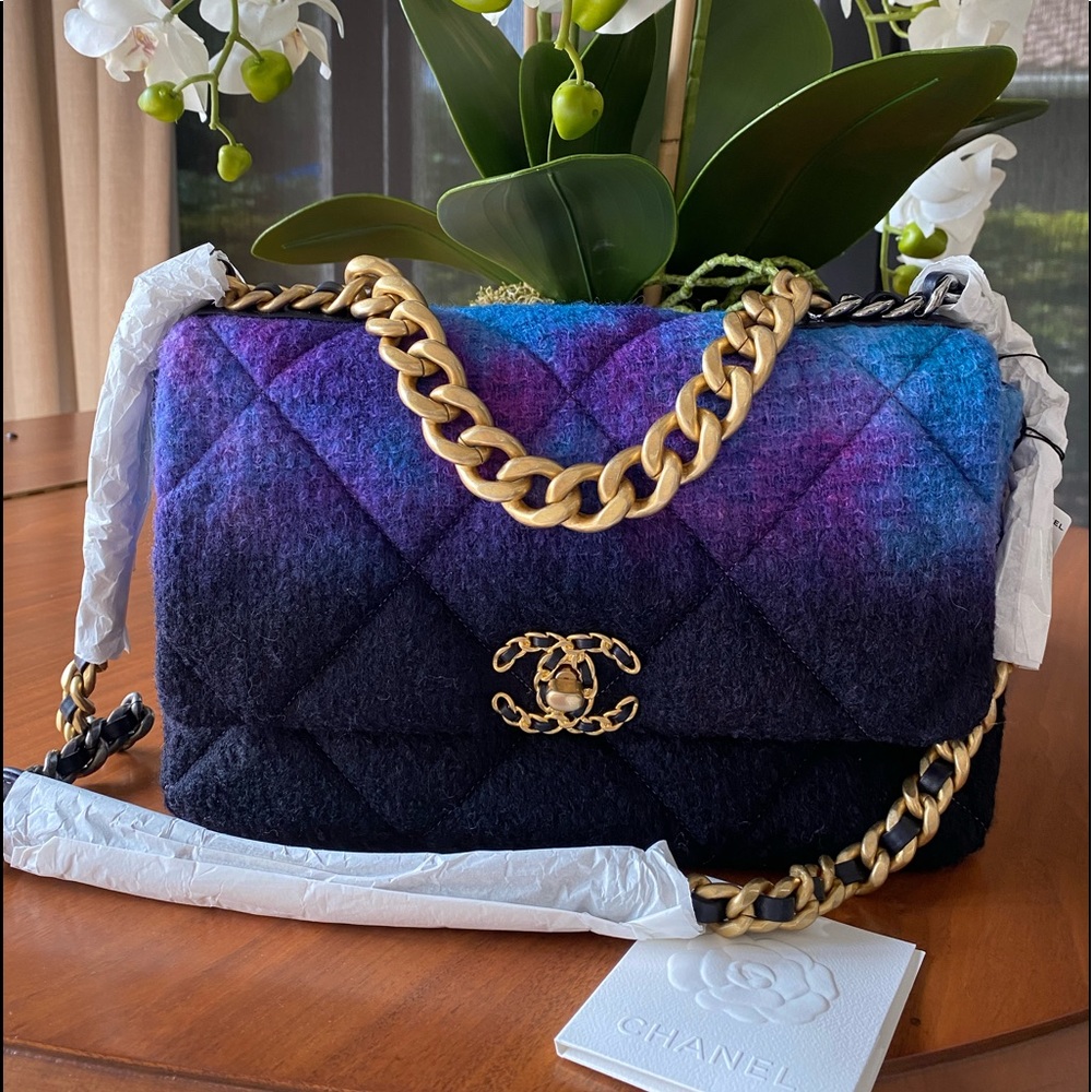 SOLD❗️💯% Authentic Chanel limited edition 19 medium